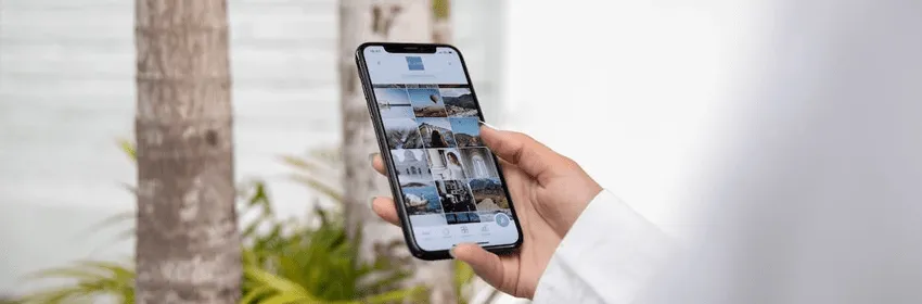 Ruka držící chytrý telefon s aplikací sociální sítě