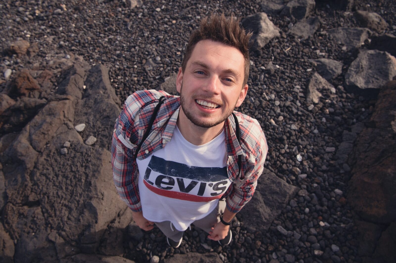 Lukas Koula Lukas Koula u moře dívající se do fotoaparátu zespodu.