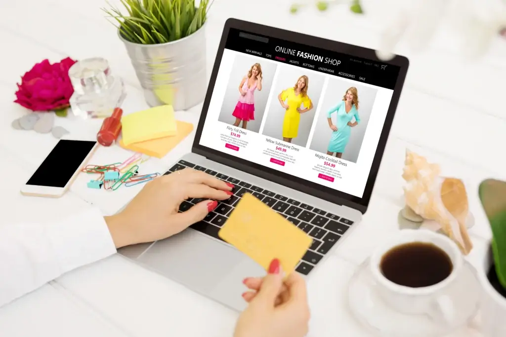 Nákup oblečení v e-shopu na notebooku s platební kartou