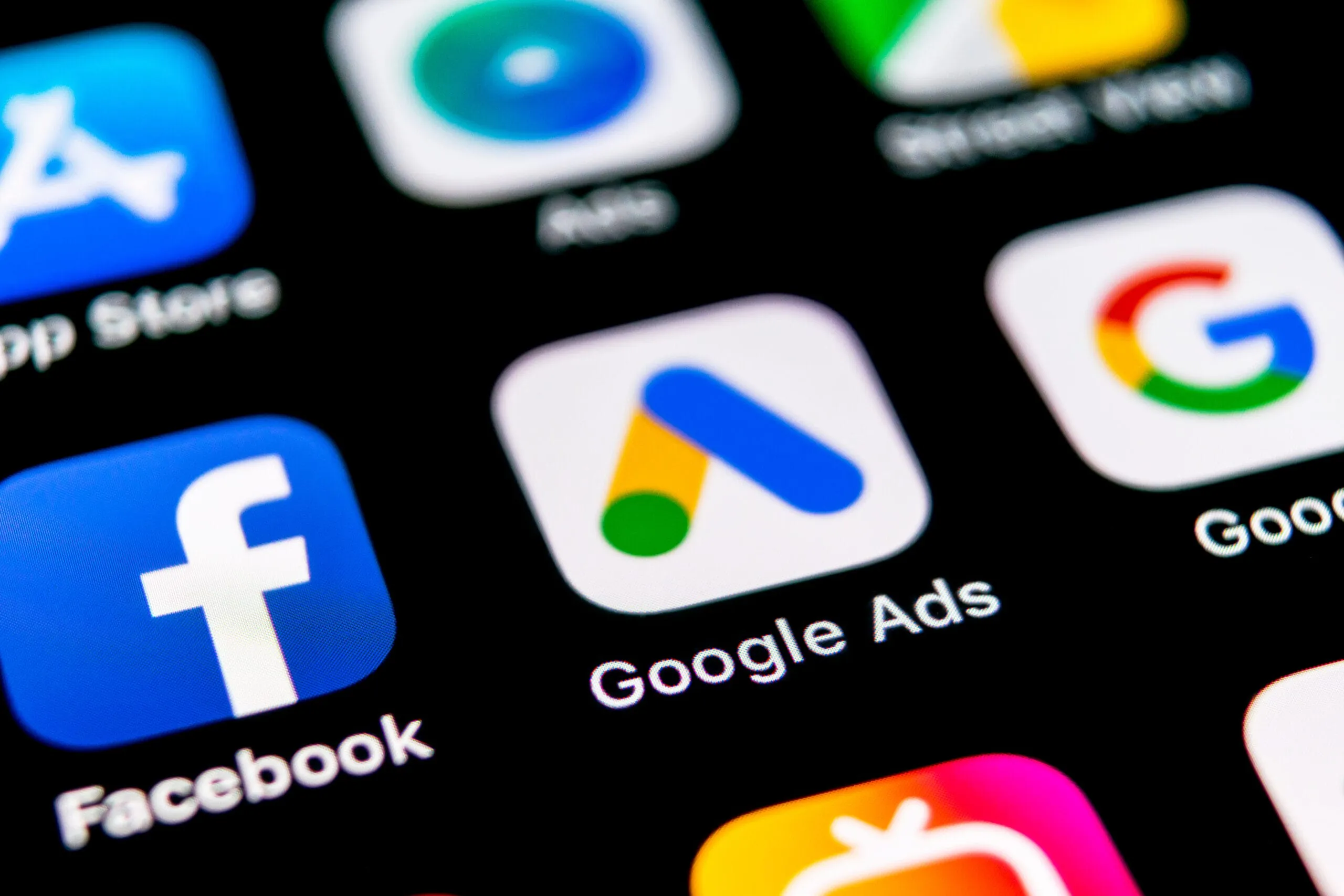 Ikony aplikací Google Ads, Facebook a Instagram na displeji telefonu