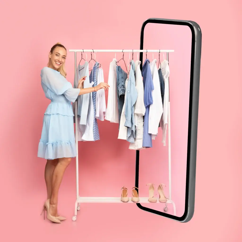 Žena vybírá oblečení z mobilního e-shopu