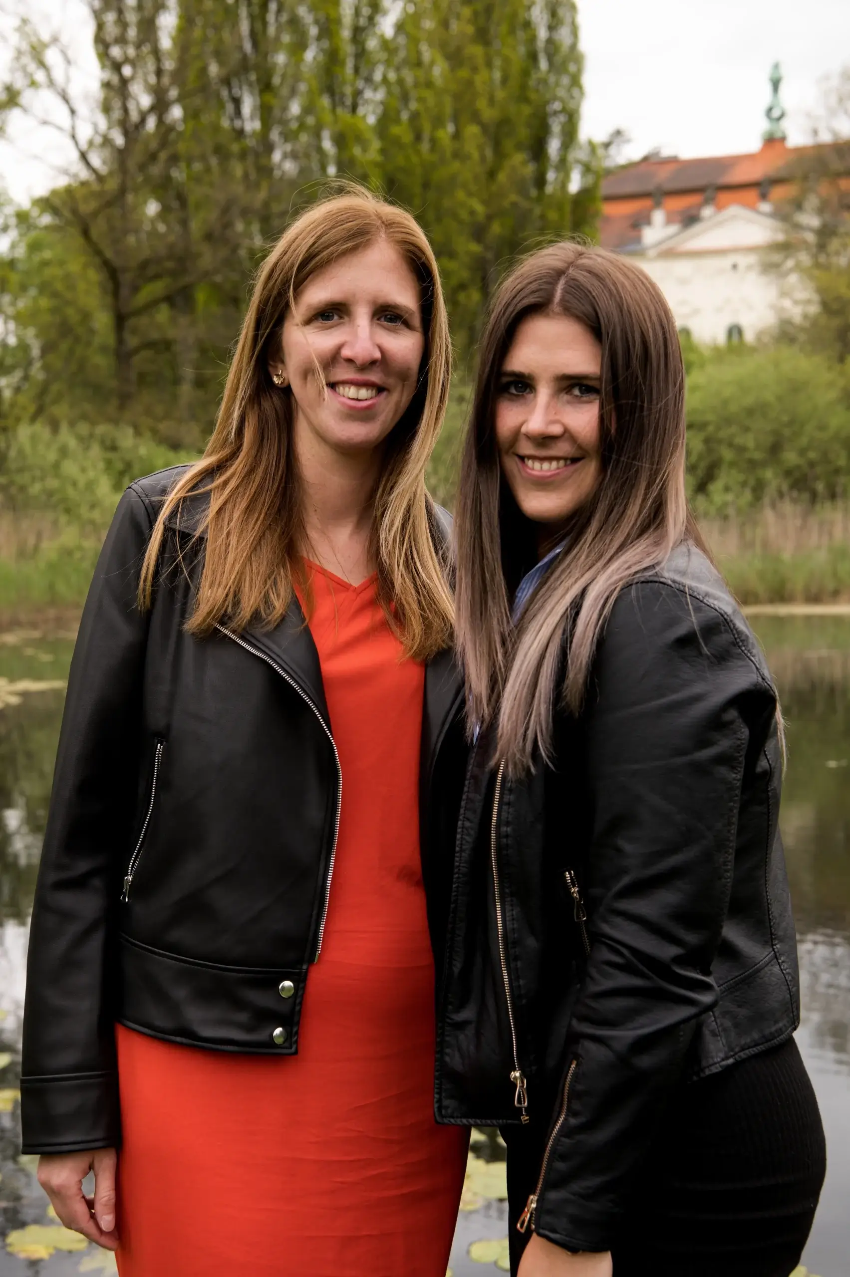 Školní fotografie – dvě ženy v parku