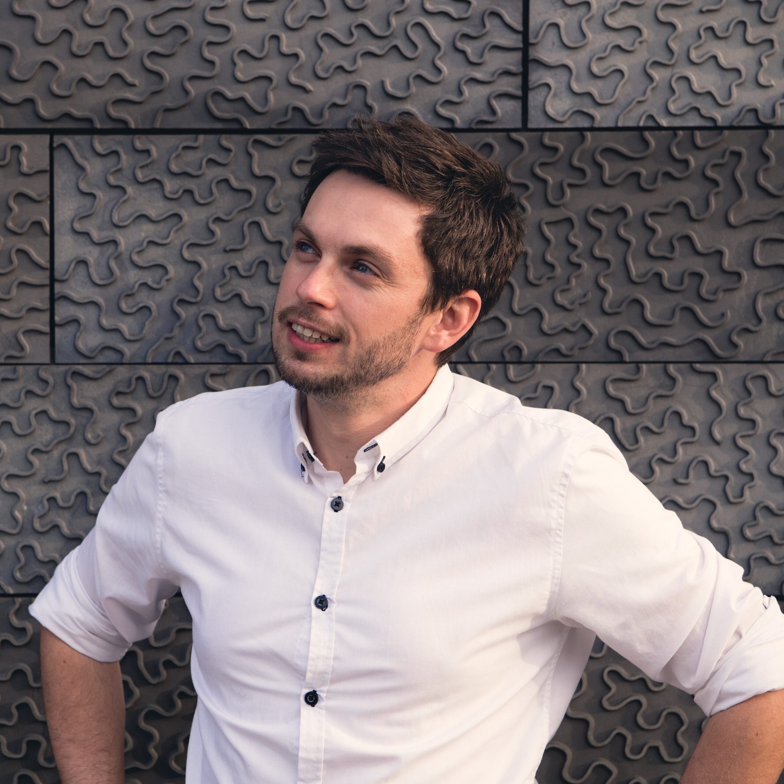 Lukáš Koula – specialista na tvorbu e-shopů a digitální marketing, portrét před moderní fasádou