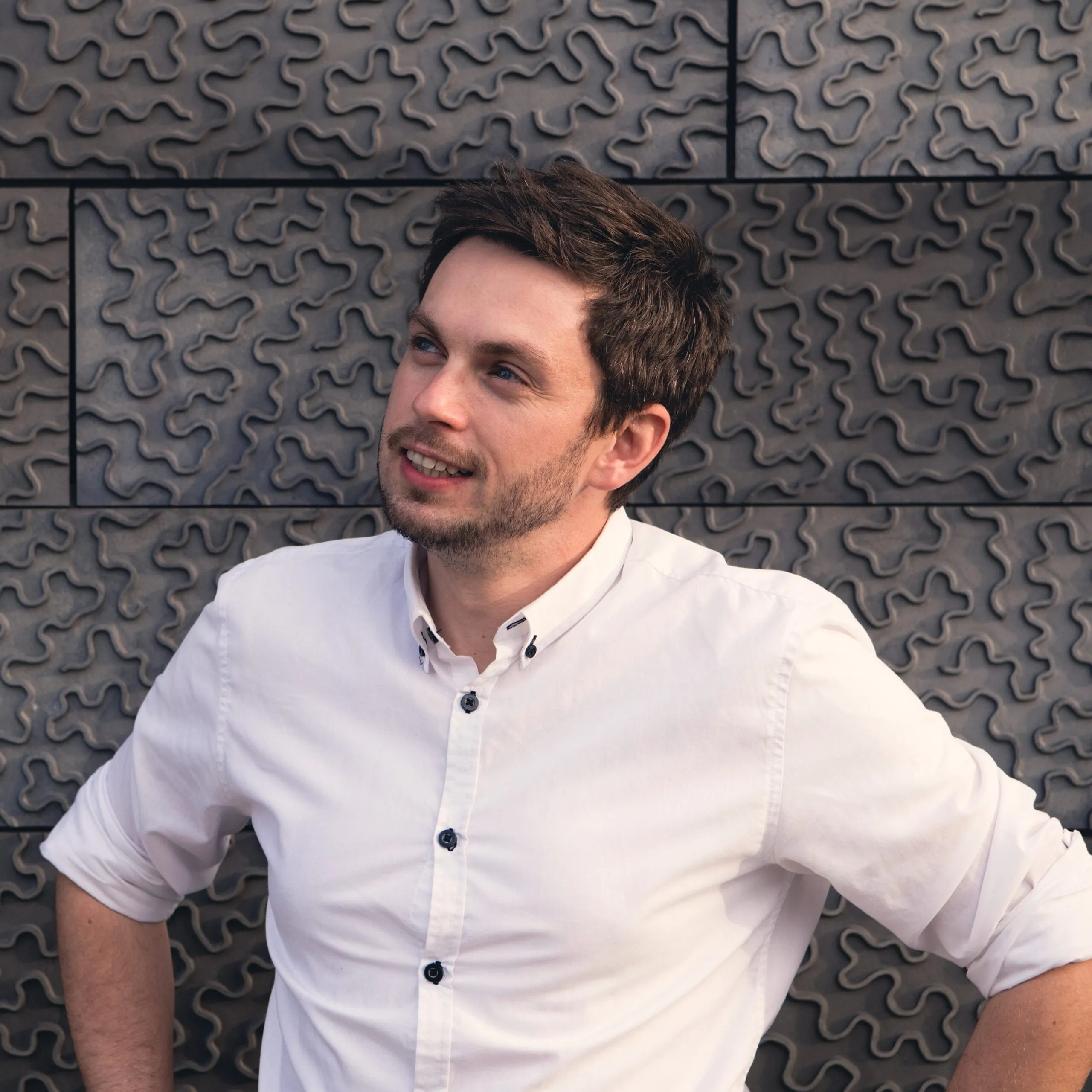 Lukáš Koula – specialista na tvorbu e-shopů a digitální marketing, portrét před moderní fasádou