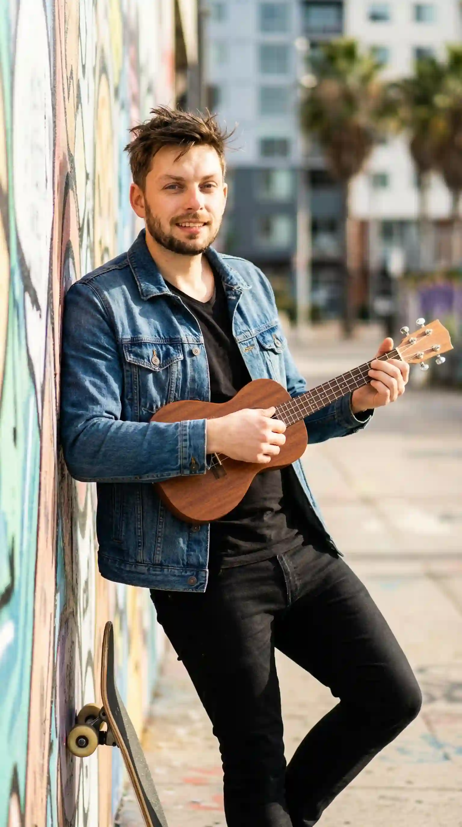AI fotka – Lukáš Koula s ukulele u graffiti zdi