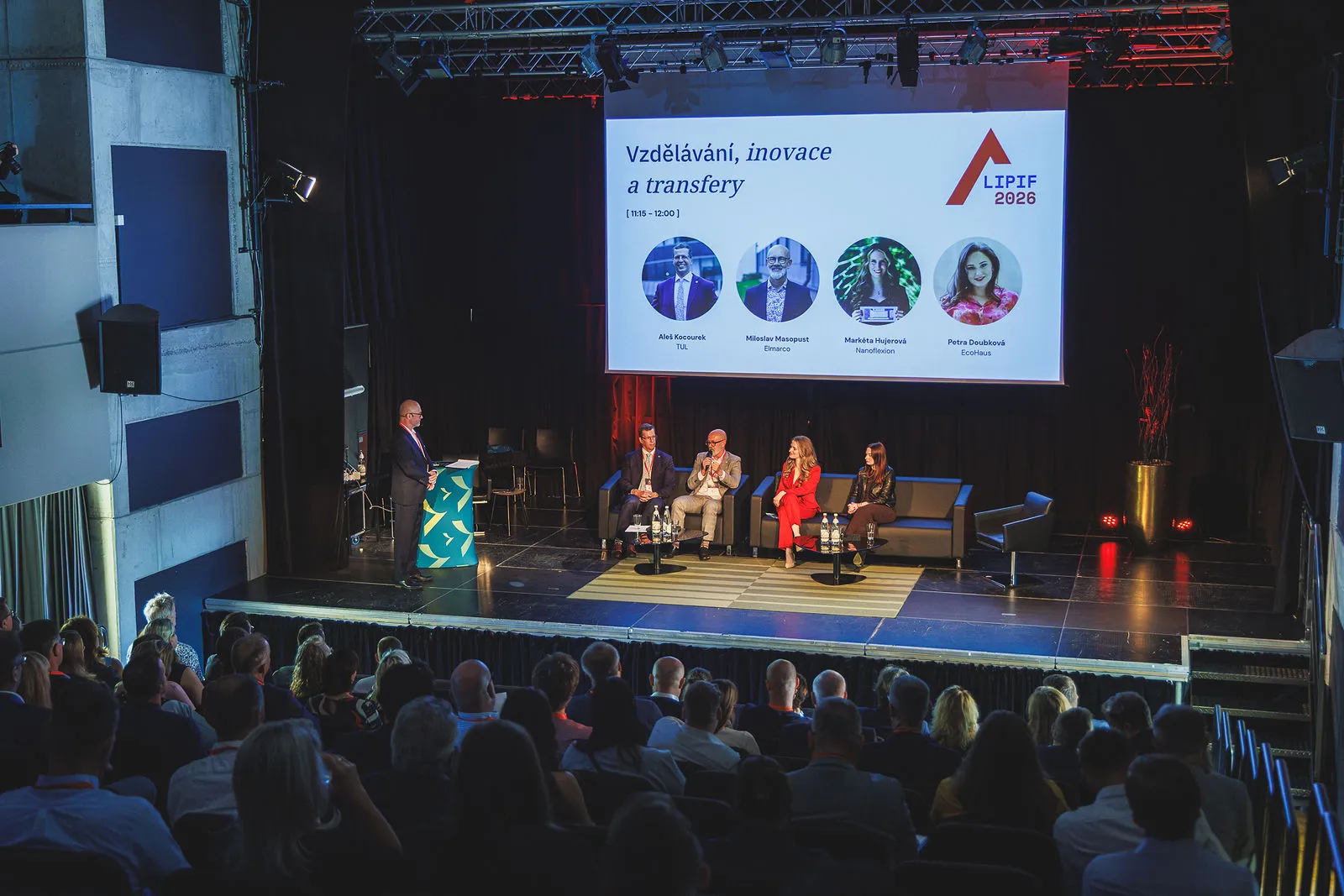 Plný sál během panelu o vzdělávání a inovacích