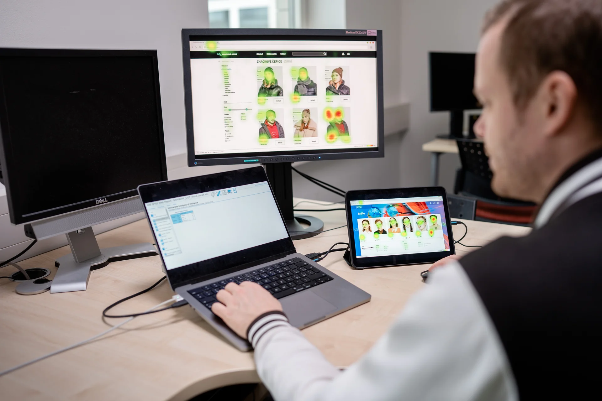 Výzkumník UX Mind analyzuje eye-tracking data – na monitoru heatmapy vizuální pozornosti